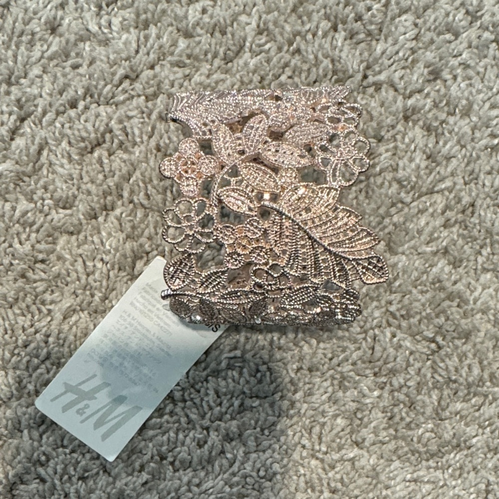 NWT: H&M women’s cuff- XS/S